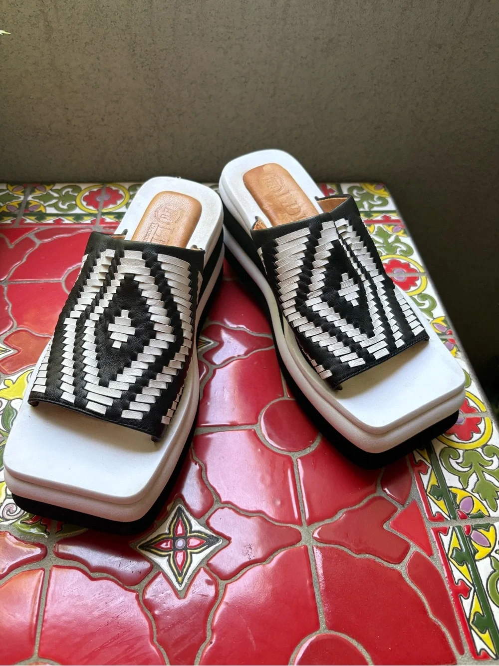 L'Amour des Pieds Eviana Black & White Platform Slide